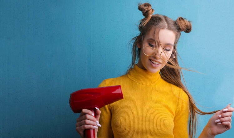 Femme avec un sèche-cheveux